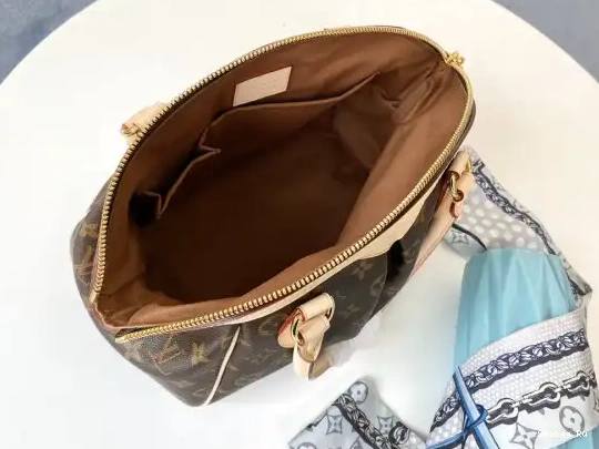 LOUIS VUITTON TIVOLI 0525